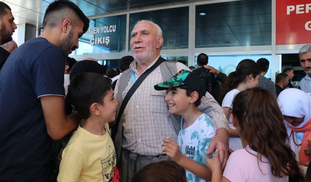 Kutsal topraklara giden ilk hacı kafilesi kente döndü