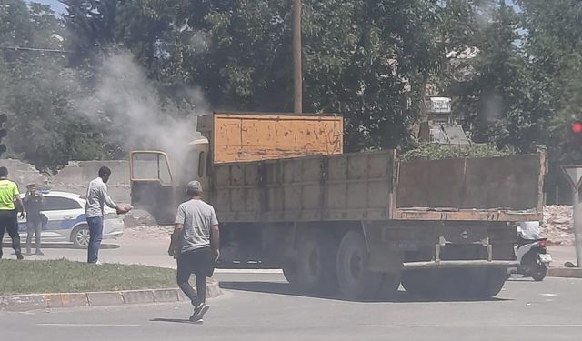 Adıyaman'da seyir halindeki kamyon alev aldı