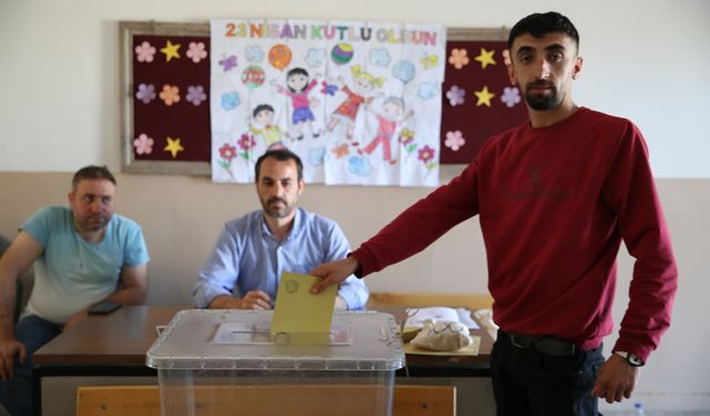 Babasının hayatını kaybettiği seçimin ardından muhtar oldu