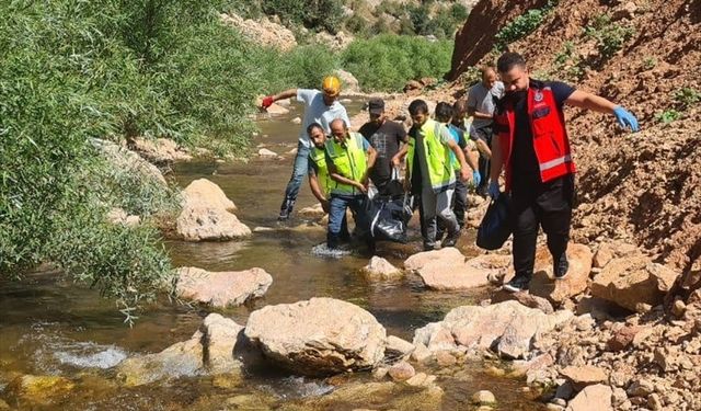 Dere yatağına devrilen otomobilin sürücüsü öldü