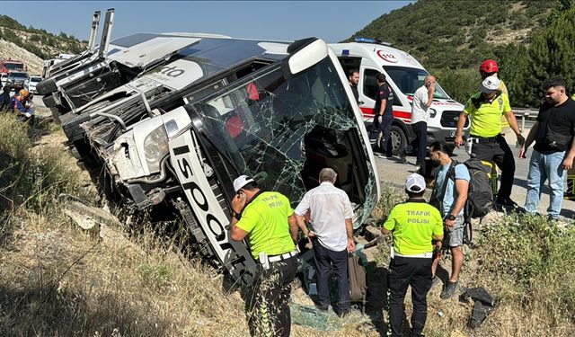 Emniyet kemeri devrilen otobüsteki 23 kişiyi hayata bağladı