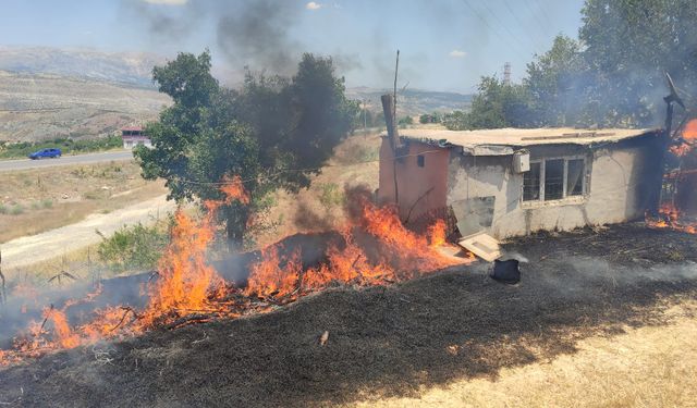 Besni’deki yangında bir ev alevlerin arasında kaldı