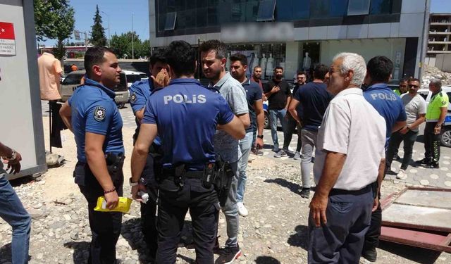 Yol verme kavgasını ayırmaya çalışan polis yaralandı