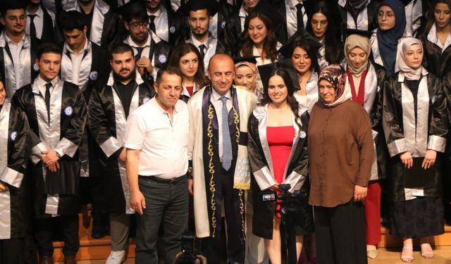 Adıyaman Üniversitesi Tıp Fakültesi mezuniyet töreni coşkuyla gerçekleşti