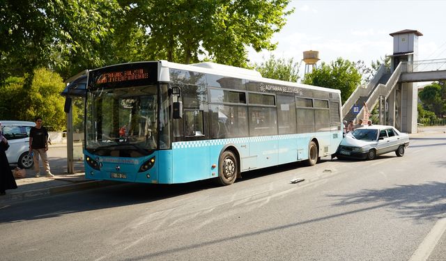 Adıyaman'da halk otobüsü ile 2 otomobil çarpıştı, 3 kişi yaralandı