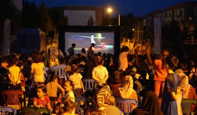 Adıyamanlı çocuklar açık hava sinemasını çok sevdi