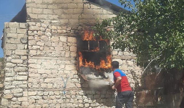 Besni'de Pınarbaşı Mahallesi'nde ahır yandı