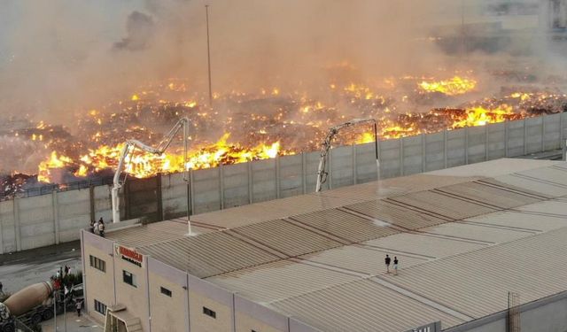 Kağıt fabrikasındaki yangın söndürülemiyor