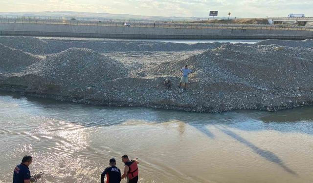 Çayda mahsur kalan 2 kişi halat yardımı ile kurtarıldı