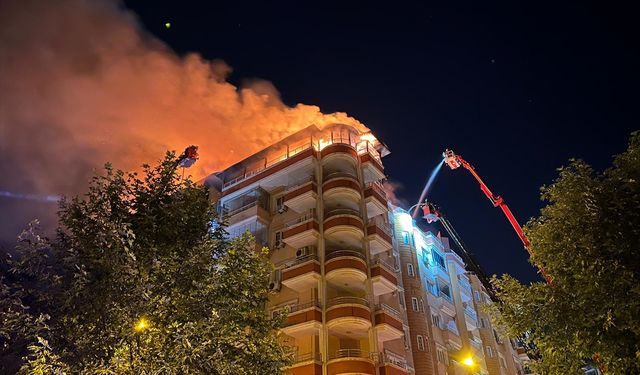 Teras katında çıkan yangına müdahale ediliyor