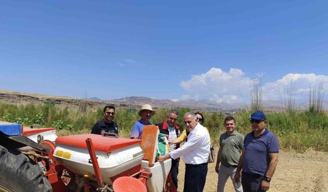 Çiftçilere yağlık ayçiçeği tohumu dağıtımı yapıldı