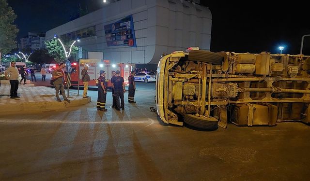 Batman'da odun yüklü kamyonun devrildiği kazada 2 kişi yaralandı