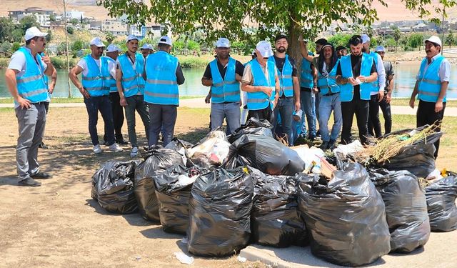 Denetimli serbestlik yükümlüleri parkları temizledi