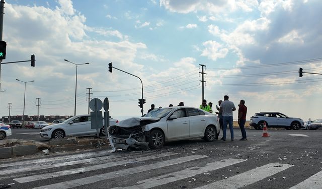 2 Otomobil çarpıştı, 4 kişi yaralandı