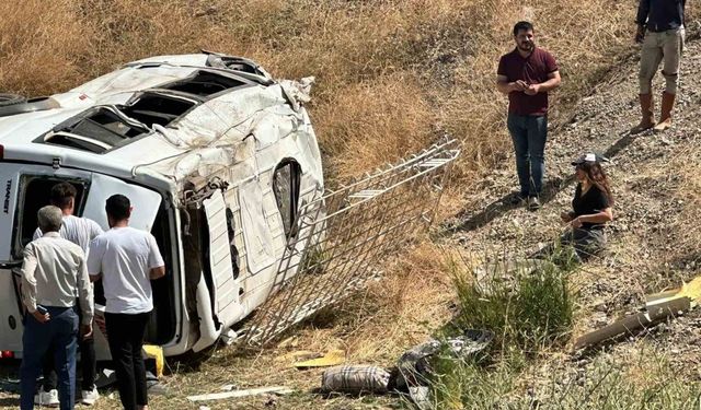 20 kişinin yaralandığı kaza güvenlik kamerasına yansıdı