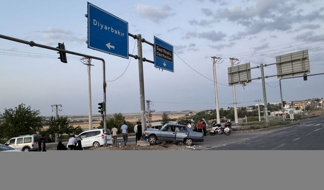 Otomobil ile hafif ticari araç çarpıştı, 5 kişi yaralandı