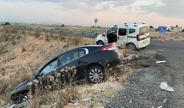 Otomobil ile hafif ticari aracın çarpışması sonucu 4 kişi yaralandı