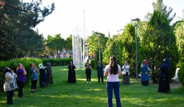 Parklarda eğitmenler eşliğinde ’Sabah sporları’ yapılıyor