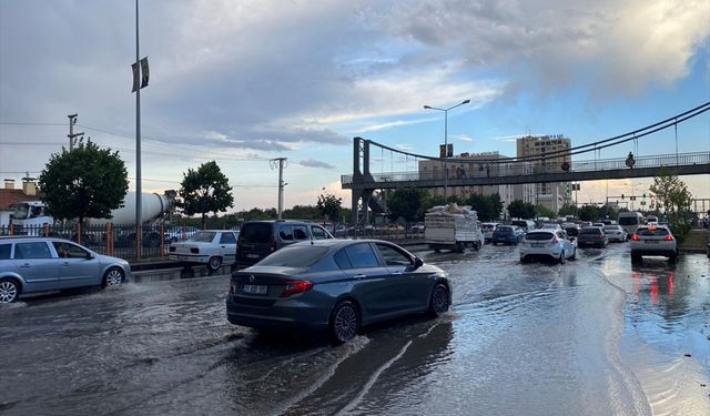 Sağanak yağış etkili oldu