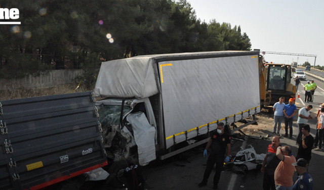 Kamyonet, buğday yüklü römorka arkadan çarptı: 3 ölü