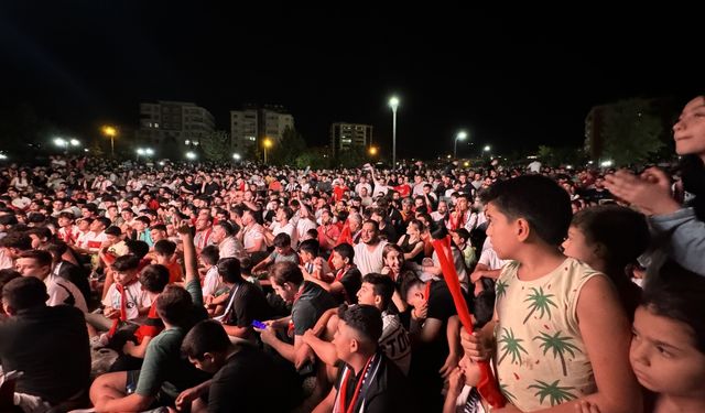 Vatandaşlar, milli maç heyecanını dev ekranların başında yaşadı