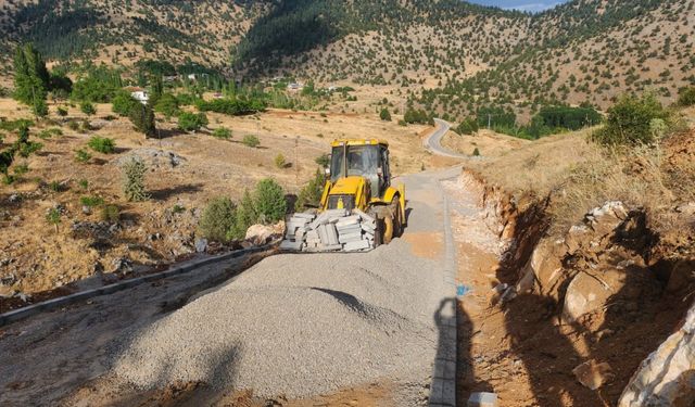 Göksun kırsalında kilit parke imalatlarını tamamladı