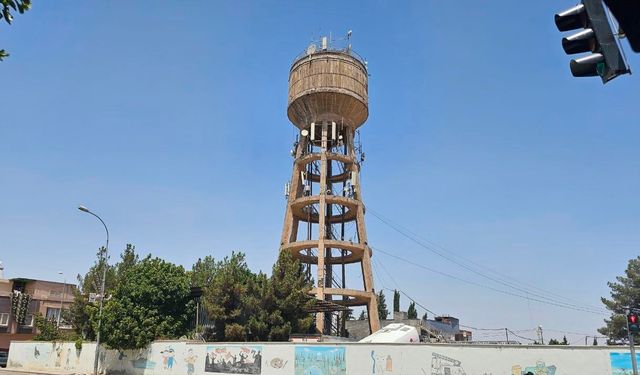 İşten çıkarılan belediye çalışanları su kulesine çıktı