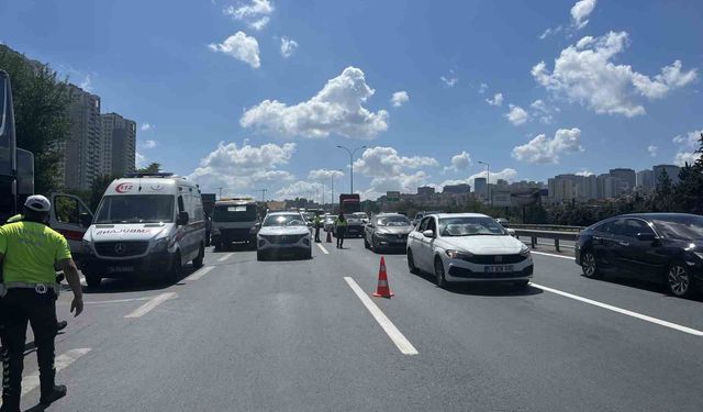 TEM otoyolunda tur otobüsü kamyona çarptı: 2’si çocuk 8 yaralı