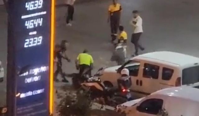 Ceza kesilen sürücü ile trafik polisinin kavgası kameralara yansıdı