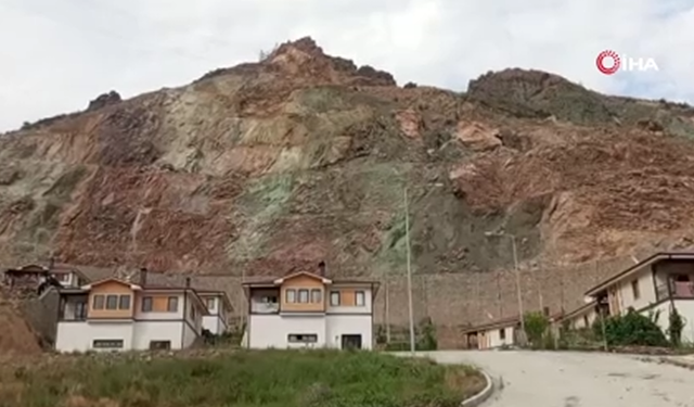 Yamaçtan kopan kayalar köyde paniğe neden oldu