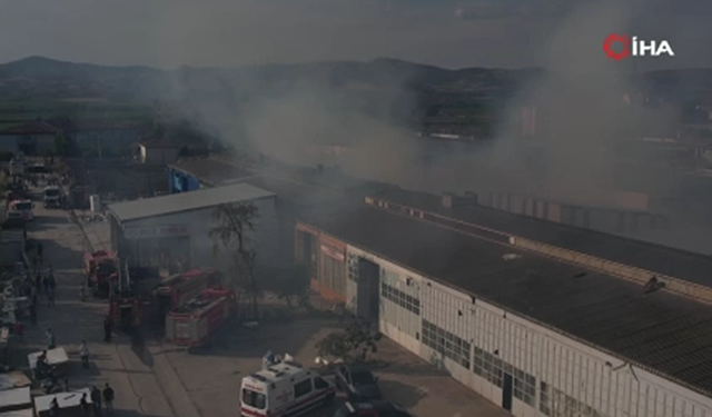 Kereste fabrikasındaki yangın iş yerlerine sıçradı, olay yeri havadan görüntülendi