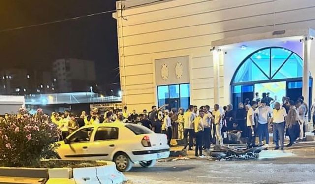 Motosiklet ile hafif ticari araç çarpıştı: 2 yaralı