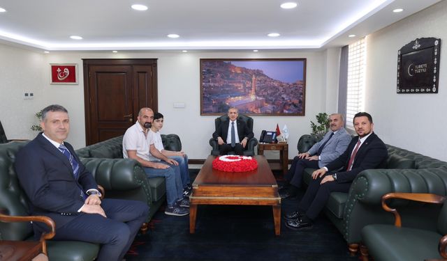 Mardin Valisi Akkoyun, LGS'de tam puan alan öğrenciyi ağırladı