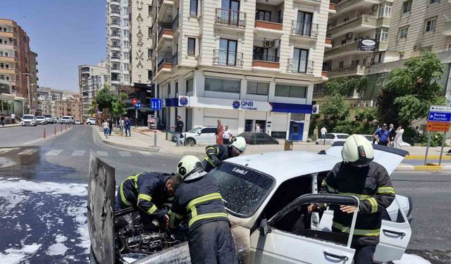 Seyir halindeki otomobil cayır cayır yandı