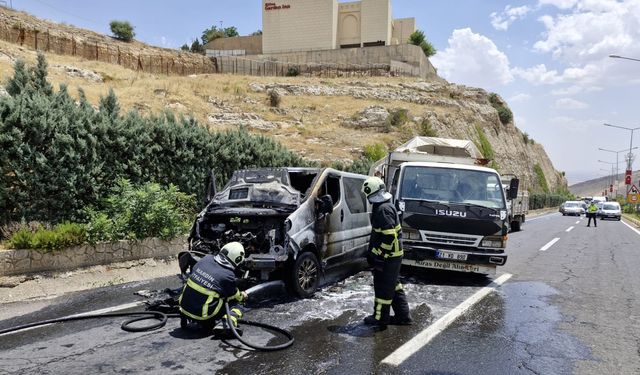 Seyir halindeyken alev alan hafif ticari araçta hasar oluştu