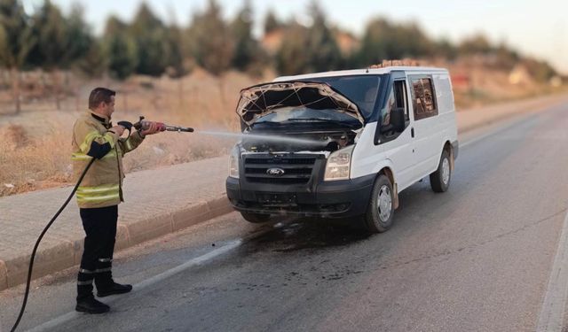 Besni'de hareket halindeki minibüs yandı