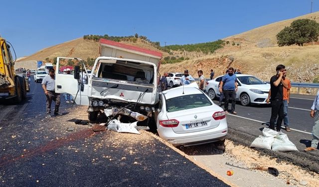 Kahta'da otomobille kamyon çarpıştı: 3 yaralı