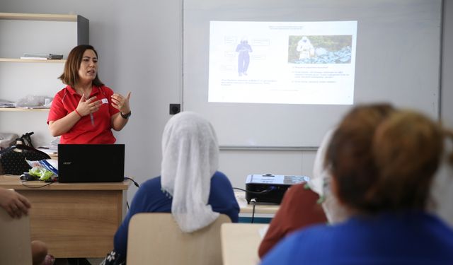 Pamuk işçilerinin yaşam koşullarının iyileştirilmesi amacıyla eğitimler veriliyor