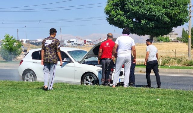 Adıyaman'da seyir halindeki otomobil alev aldı