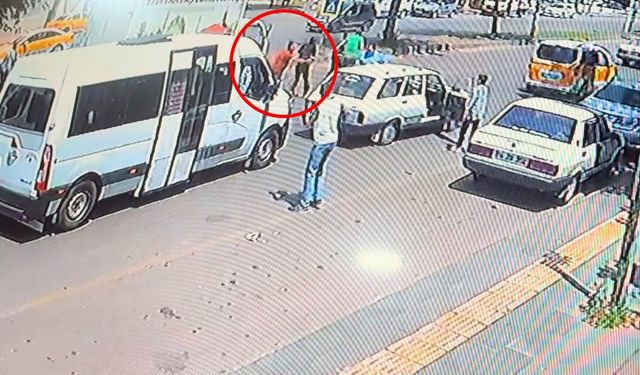 Trafikte husumetli şahısların silahlı kavgası güvenlik kamerasına yansıdı: 1 yaralı