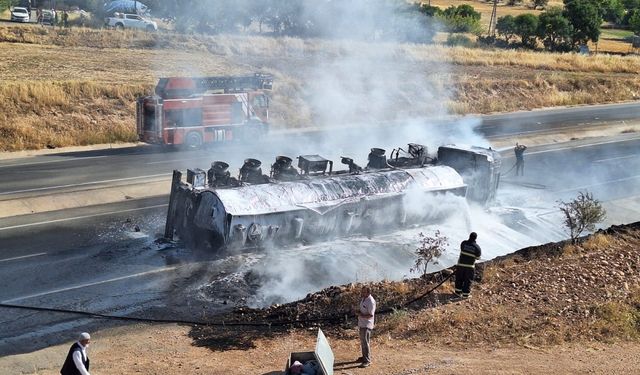 Adıyaman'da yakıt dolu tanker alev alev yandı