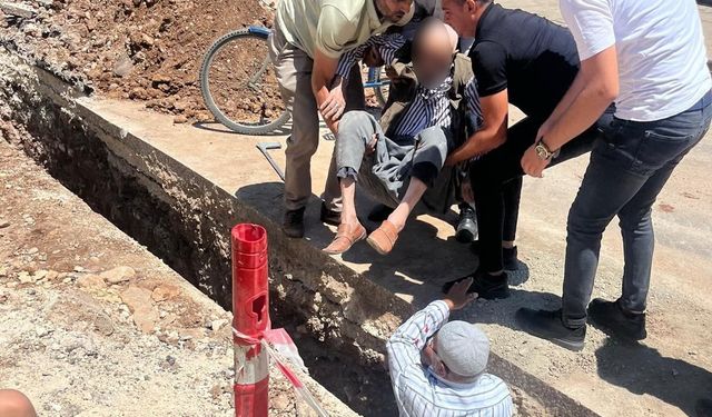 Adıyaman'da yaşlı adam alt yapı çukuruna düştü