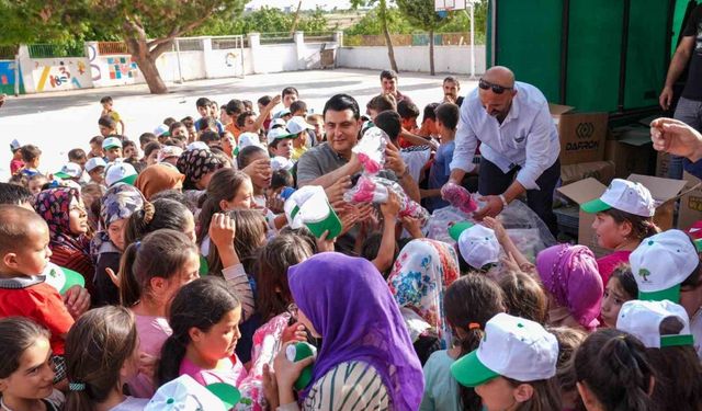 Yılmaz, ihtiyaç sahiplerine gıda yardımını kendi elleriyle yaptı