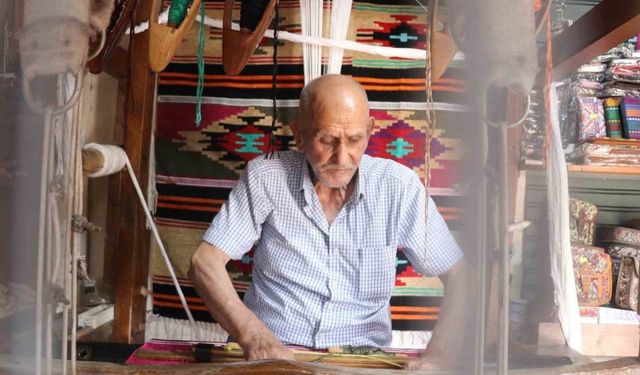 Babasının Kilim Mesleğini 3 metre'lik dükkanında yaşatıyor"