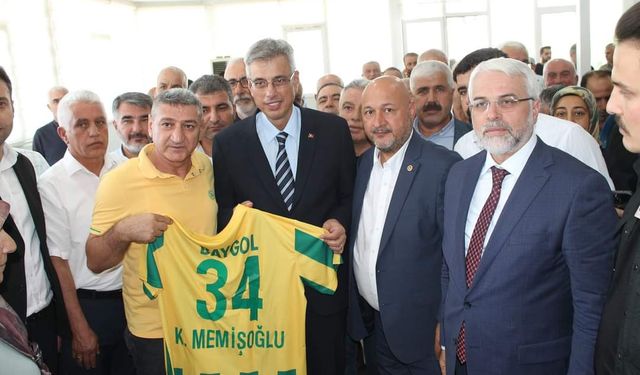 Baygol Yaşar Bayram’dan Sağlık Bakanı Kemal Memişoğlu’na anlamlı hediye 