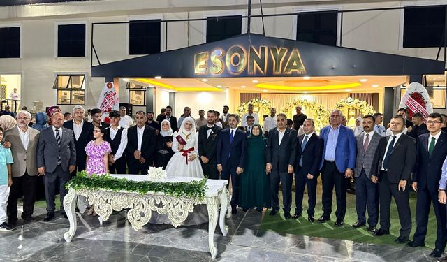 Çalışma ve Sosyal Güvenlik Bakan Yardımcısı Aydın, Adıyaman'da nikah şahitliği yaptı