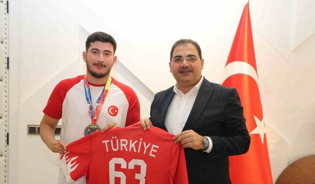 Canpolat dünya şampiyonu genç sporcuyu tebrik etti