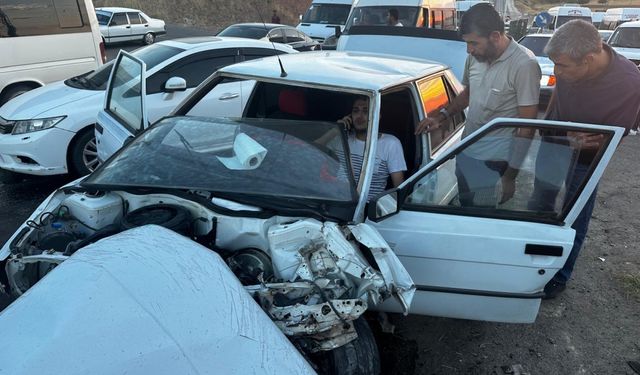 Çarpışan otomobillerin sürücüleri yaralandı