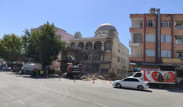 Depremde zarar gören Dursun Çavuş Caminin yıkımına başlandı