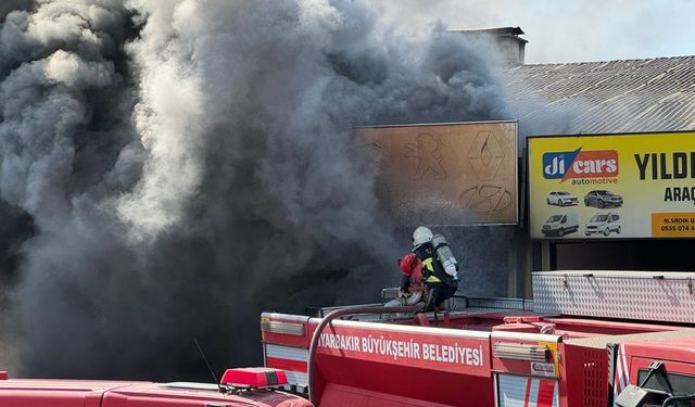 Diyarbakır'da 3. Sanayi Sitesi'nde çıkan yangına müdahale ediliyor